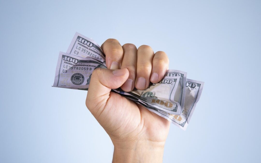 “Te pago la mitad hoy y la otra en cash”: por qué fraccionar no te salva (y cómo evitar sanciones)