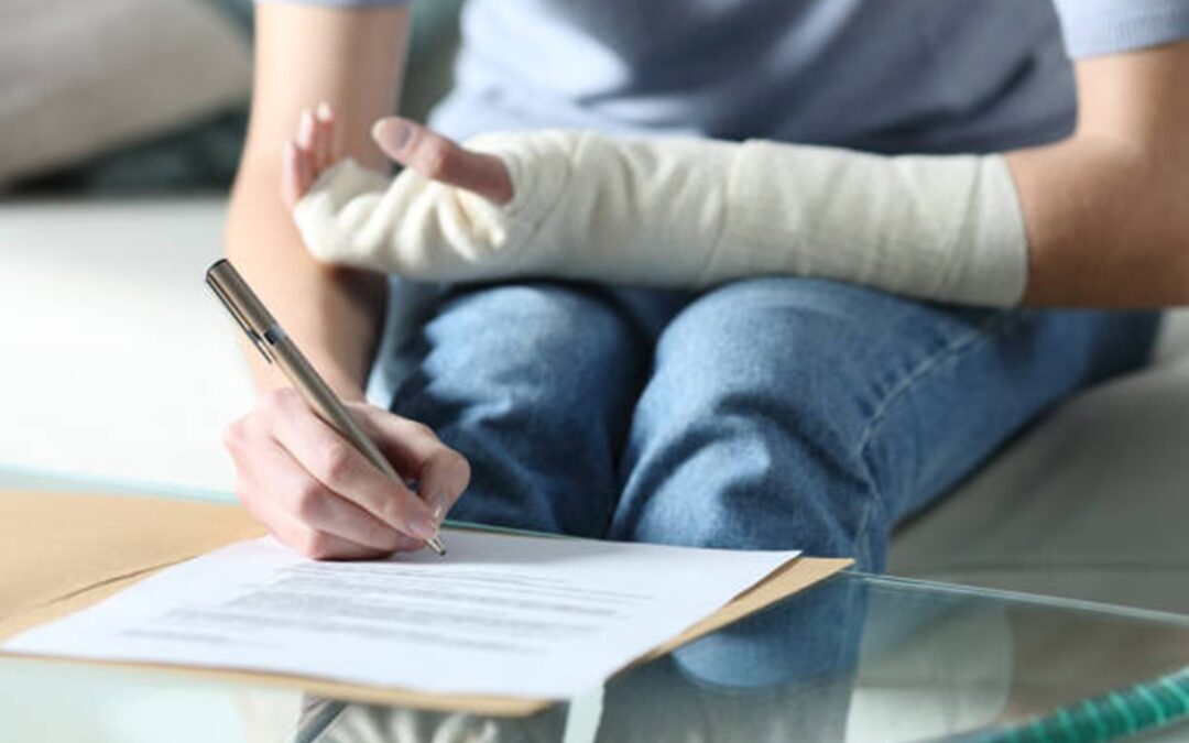 ¿Es compatible la baja laboral con el cese de actividad?
